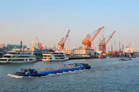 Anchorage and marine traffic near Port of Fujairah